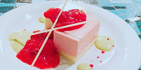 ストロベリーとホワイトチョコレートのムースケーキ| キャステル | CASTEL ディズニー情報