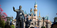銅像とシンデレラ城| キャステル | CASTEL ディズニー情報