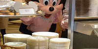 お料理をチェックするミニー| キャステル | CASTEL ディズニー情報