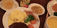 ミッキー型のお皿には、オムライスやハンバーグなどが盛りつけられている| キャステル | CASTEL ディズニー情報