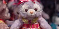 ステラ・ルーぬいぐるみバッジ| キャステル | CASTEL ディズニー情報