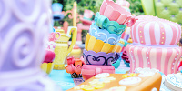 “A very merry UNbirthday to you!”ふしぎの国のティーパーティーがのテーブルが再現されています。| キャステル | CASTEL ディズニー情報