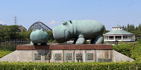 東ゲートから入園すると出迎えてくれるカバの銅像| キャステル | CASTEL ディズニー情報