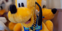 プルートのぬいぐるみバッジ| キャステル | CASTEL ディズニー情報
