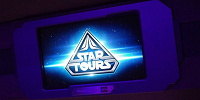 搭乗ゲートの上にあるモニター| キャステル | CASTEL ディズニー情報