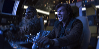 初めてハンとチューバッカが並んで操縦席に座るシーンは見どころの一つ| キャステル | CASTEL ディズニー情報