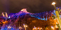 夜には魅惑的にライトアップされるプロメテウス火山| キャステル | CASTEL ディズニー情報