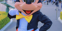 エントランスのミッキー。晴れの日はタキシード姿で皆さんをお出迎え。| キャステル | CASTEL ディズニー情報