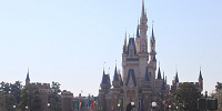 シンデレラ城を正面に見るプラザ側| キャステル | CASTEL ディズニー情報