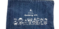 ユーリ!!! on Ice×サンリオ 　デニムフラットポーチ　キャンプver.| キャステル | CASTEL ディズニー情報
