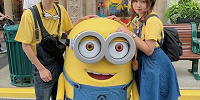 ミニオンのカップルコーデでミニオンと記念写真| キャステル | CASTEL ディズニー情報