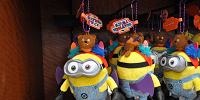ミニオン「MINIONS MAYHEM TRICK」ボブのぬいぐるみキーチェーン| キャステル | CASTEL ディズニー情報