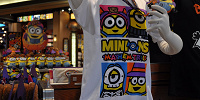 ミニオン「MINIONS MAYHEM TRICK」4ミニオンのTシャツ（白）| キャステル | CASTEL ディズニー情報