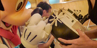 サインを書くミッキー。小指を立ててる♡| キャステル | CASTEL ディズニー情報