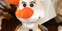 オラフぬいぐるみバッジ| キャステル | CASTEL ディズニー情報
