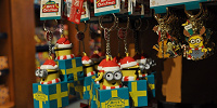 MINION MERRY CHRISTMASびっくり箱キーチェーン| キャステル | CASTEL ディズニー情報