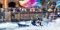 流し撮り作例① 設定：300㎜ SS1/50 F18 ISO100| キャステル | CASTEL ディズニー情報