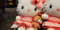 ハローキティ「Hello Kitty’s Sweetest Day Ever」ハローキティのぬいぐるみ| キャステル | CASTEL ディズニー情報