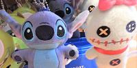 スティッチ＆スクランプのぬいぐるみバッジ| キャステル | CASTEL ディズニー情報