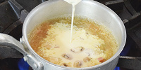ひと煮立ちしたら、生クリームを加える| キャステル | CASTEL ディズニー情報