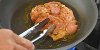 フライパンに油を入れ熱し、鶏肉を皮面から焼きあげる| キャステル | CASTEL ディズニー情報