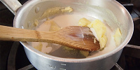 ひと肌に温めた牛乳を3～4回に分けて少しずつ加えながらのばす| キャステル | CASTEL ディズニー情報