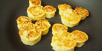 弱火のまま薄い焦げ目がつくまで両面をしっかり焼く| キャステル | CASTEL ディズニー情報