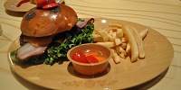 マリオ・バーガー ～ベーコン＆チーズ～| キャステル | CASTEL ディズニー情報