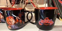 ユニバハロウィン2022グッズ：チャッキーのスプーン付きマグカップ| キャステル | CASTEL ディズニー情報