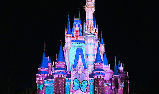 【2026】初開催のファンダーナイトを徹底解説！夜のシンデレラ城がミニーの世界に！どんな内容？開催時間は？