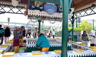 【2025】ユニバのカーニバルゲームを紹介！ぬいぐるみなどの景品や値段、成功のコツ、実施場所まとめ