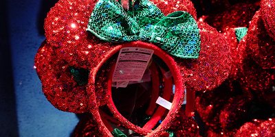 【11/8発売】ディズニークリスマス2021グッズ13選！カチューシャやリースがランド＆シーで発売！