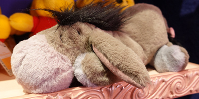 【2023】イーヨーグッズ全種類まとめ！ぬいぐるみ・文具、バッグも！値段や販売場所を解説！