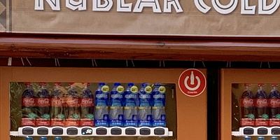 【裏技】ユニバの自販機はCokeON(コークオン)対応！安くお得に飲み物を買う方法を紹介！