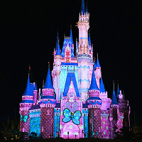 【2026】初開催のファンダーナイトを徹底解説！夜のシンデレラ城がミニーの世界に！どんな内容？開催時間は？