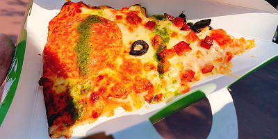 【2025】ディズニーのピザメニュー全種まとめ！食べ歩きから本格派まで！値段＆レストランも紹介！