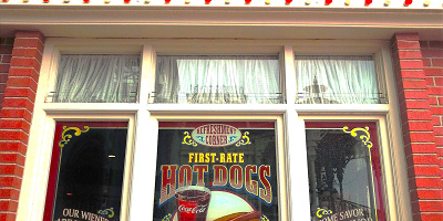 【リフレッシュメントコーナー】ホットドッグ専門店の内装やメニュー、場所を解説！