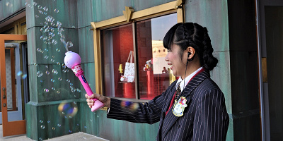 【2023】USJのシャボン玉マシン「バブルワンド」を紹介！販売場所、種類、値段、使い方まとめ