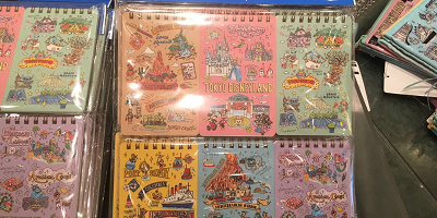 【2/1発売】ディズニーパーク手書き風グッズ21選！文房具・ホームグッズ・雑貨が新登場