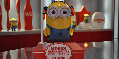 【USJ】ミニオンの歴代ドリンクボトル！ミニオンが電球や消防士に！販売場所、値段、注意点も