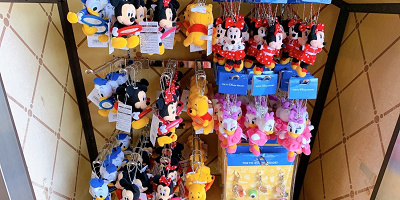 【10/10発売】ディズニー新作キーホルダー8選！販売場所＆値段まとめ！スーベニアメダルが収納できる！