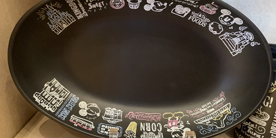 【12/26発売】ディズニー生活雑貨グッズ5種類！クールな手書き風ブラックデザインが登場！