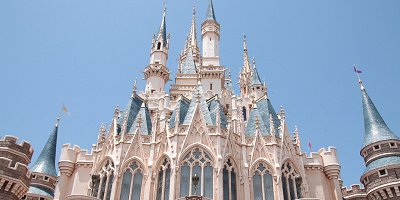 【必見】ディズニーランドは2025年で何周年？TDLの歴史を振り返ろう！次のビッグアニバーサリーイヤーも！