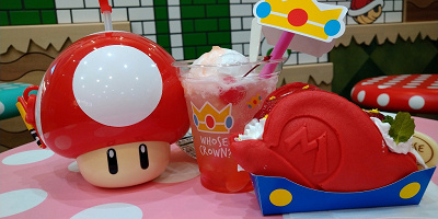 【2026】ユニバのマリオカフェ徹底解説！メニューと値段まとめ！キノコのドリンクホルダーはいくら？