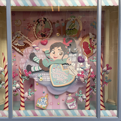 ディズニー＆カンパニーのショーウィンドウ