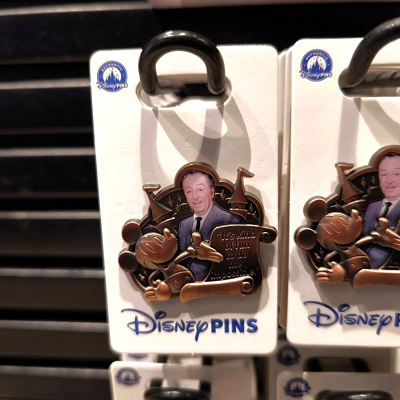 アナハイムディズニーのピンバッジ：カラー版ウォルトディズニー＆ブロンズミッキー