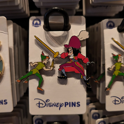 アナハイムディズニーのピンバッジ：ピーターパン＆フック船長