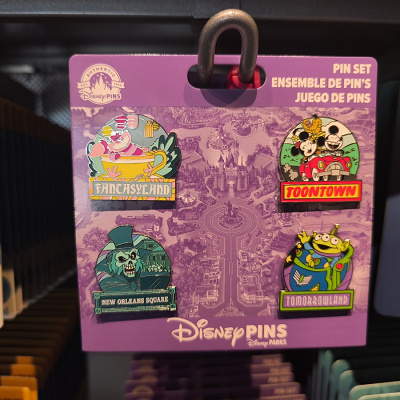 アナハイムディズニーのピンバッジ：エリアモチーフ