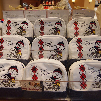 ポーチはマチたっぷりだからコスメや小物の収納にピッタリ