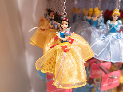 ディズニーで買える白雪姫のグッズ11選 人気のキーチェーンやマグなどかわいいお土産をチェック